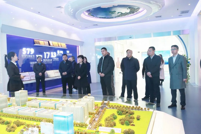 郑州市人大常委会副主任宋洁一行莅临新天科技调研